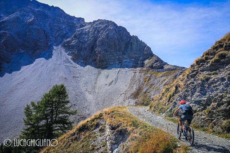 Salita verso il passo della Mulattiera in MTB