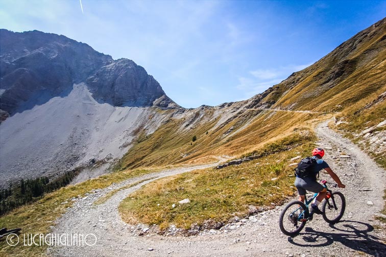 Ultimo tornante verso il passo della Mulattiera in MTB
