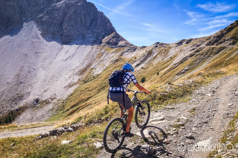 Da Punta Colomion verso il passo della Mulattiera in MTB