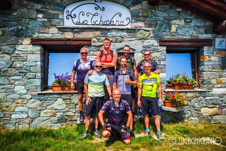 Val d'Ayas: Tchavanna e Ru Courtod in MTB - foto di gruppo all'alpe tchavanna