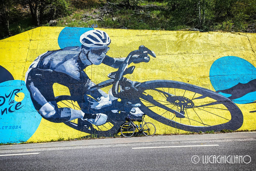 Vinadio Vinadio in bici da corsa: murales del Tour de France