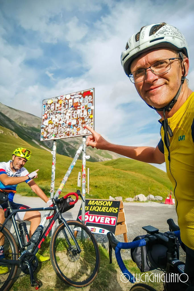 Vinadio Vinadio in bici da corsa: foto davanti al cartello del Colle della Maddalena