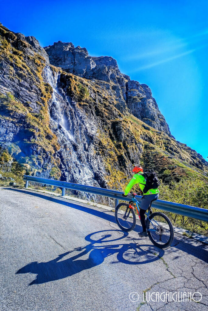 Salita panoramica tra i monti lungo il giro MTB Lago Dietro la Torre Decauville in MTB