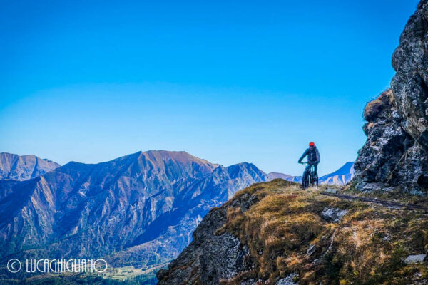 Panorama sul Lago Dietro la Torre durante il giro MTB Lago Dietro la Torre Decauville