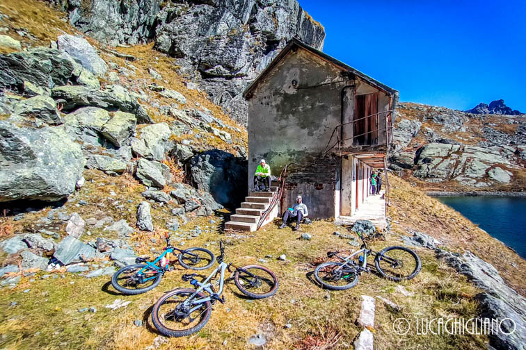 Bici parcheggiate sulle sponde del Lago Dietro la Torre durante l’escursione MTB Lago Dietro la Torre Decauville