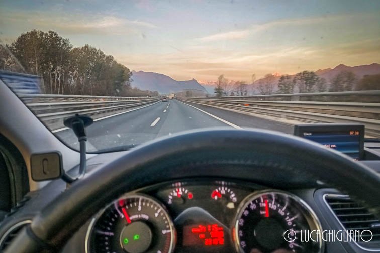 Il mio colle del Moncenisio in bici da corsa in versione tardo autunnale inizia così: davanti a me la Sacra di San Michele, sulla destra Punta Sommeiller e sulla destra i 3.500m del Rocciamelone