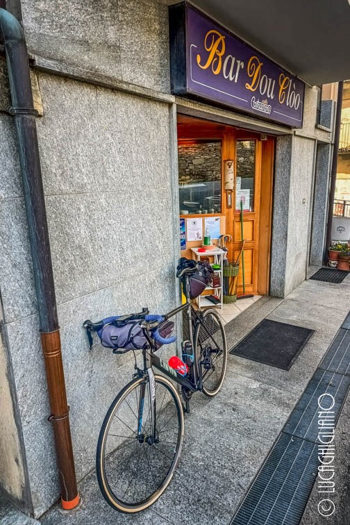 Sosta al bar durante la mia salita autunnale al Colle del Moncenisio in bici da corsa