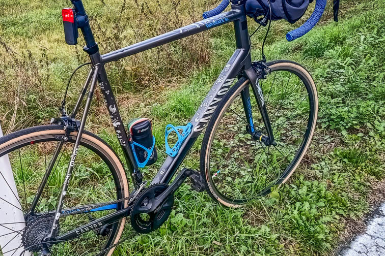 Il risultato finale dopo l'installazione degli adesivi e protezioni telaio All Mountain Style gravel/road