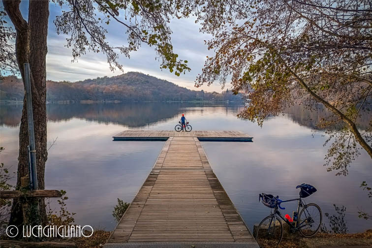 Passaggio dal lago Sirio verso la panchina gigante di Andrate in bici