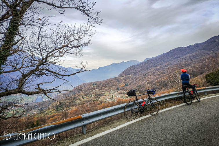 Vista sull'imbocco della Valle d'Aosta dopo Nomaglio. L'arrivo alla panchina gigante di Andrate in bici è ancora lontano
