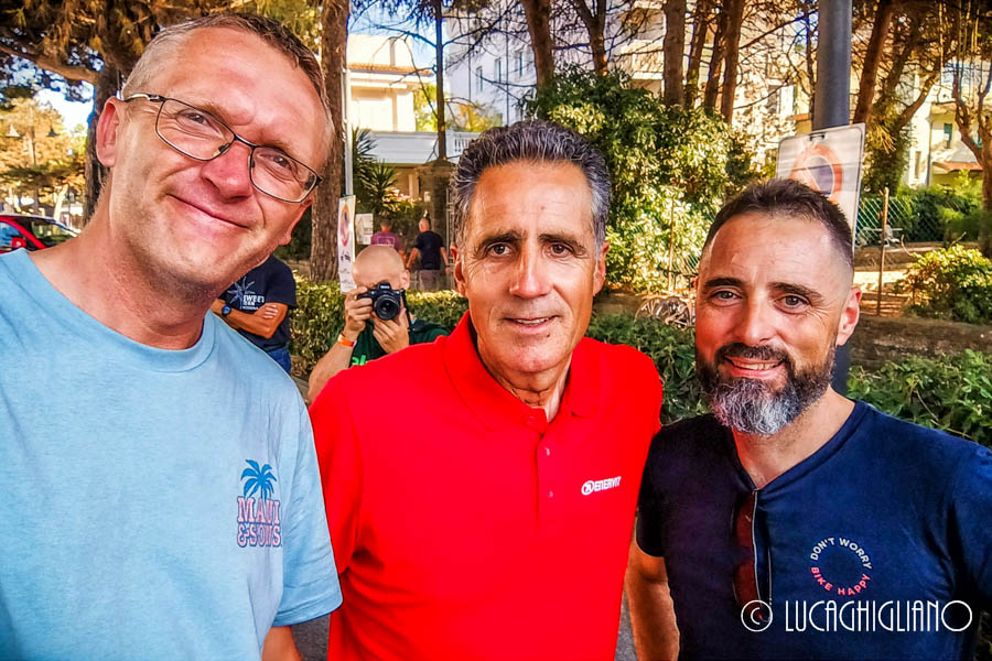 Chase the Sun Italia 2026
I poco professionisti del Aloha Alu Pro Cycling Team con il molto professionista Miguelon "big Mig" "el Navarro" "la locomotiva di Villava" Indurain